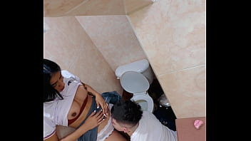 Estudiantes Sorprendidos Teniendo Relaciones Intensas En El Baño De La Escuela (video)