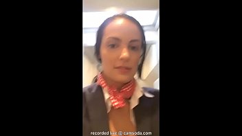 Tiếp Viên Hàng Không Sử Dụng Wifi Trên Máy Bay để Livestream Trên Camsoda