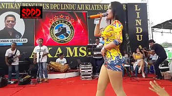 Hot Indonesian Dancer Sintya Riske Goes Wild On Stage