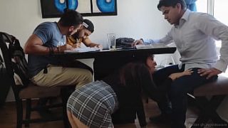 Estudiantes Se Aprovechan De La Profesora Excitada Y Tienen Relaciones Grupales (1/2)