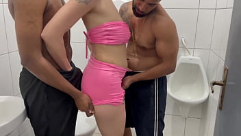 Fazendo Sexo Com A Secretária No Banheiro Do Trabalho