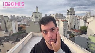 Pessoas Atraentes Se Mostram Em Locais Públicos