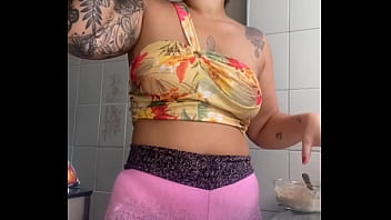 Here’s A Casual English Alternative For Your Title:
Showing Off My Swollen Pussy On Live Stream