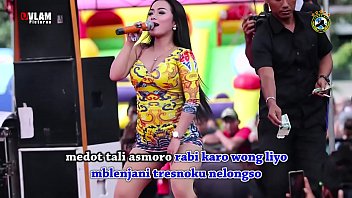 Hot Indonesian Dance – Two Gorgeous Singers Go Wild On Stage Surrounded By Guys