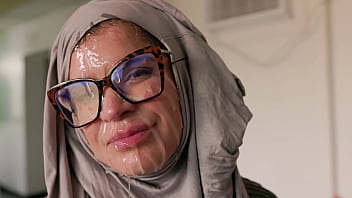 Hijab Roleplay – Mature American Woman Enjoys Passionate Encounter