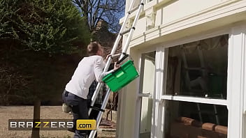 Homeowner Kayla Wild Swaps Her Cash Tip For A Double Session With The Window Washers