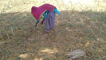 My Hot Indian Boyfriend Was Working In The Field And I Couldn’t Resist Him.