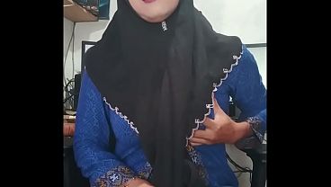 Transgender Woman In Hijab Masturbating To Climax