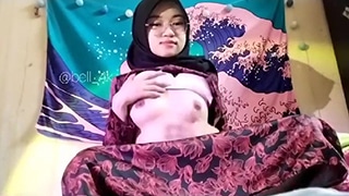 Hijabi Slut’s Viral Masturbation Video