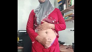Hijabi Shemale Squirts While Jerking Off