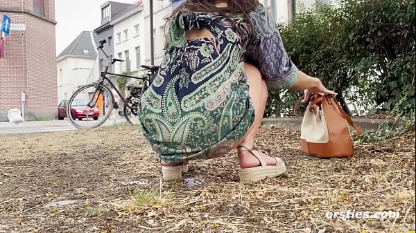 Exhibitionist Ana’s Risqué Public Pleasure Show