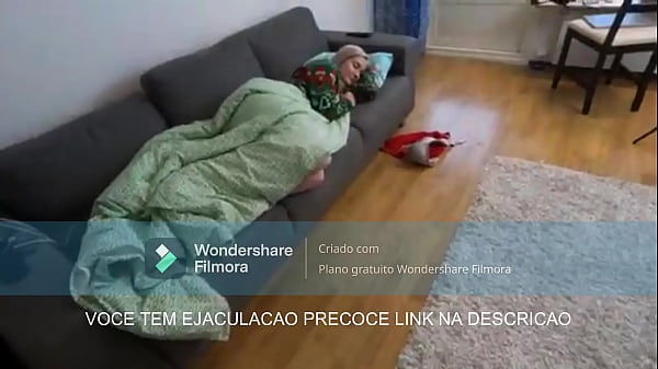 Na Festa De Natal, A Irmãzinha Fica Com O Irmão Mais Velho