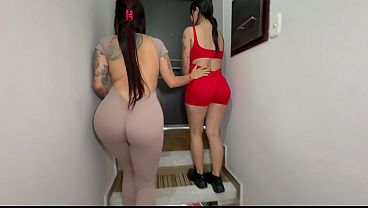 Anitta Miller Se Calienta En La Clase De Yoga, Acosando A Su Asistente Con Toques Indecentes