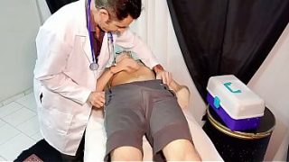 Médico Tarado Examinou O Novinho Com Dor No Saco, Ele Ficou De Pau Duro, O Exame Mostrou Que Ele Era Um Gostoso E O Doutor Deu Prazer Pro Novinho.
