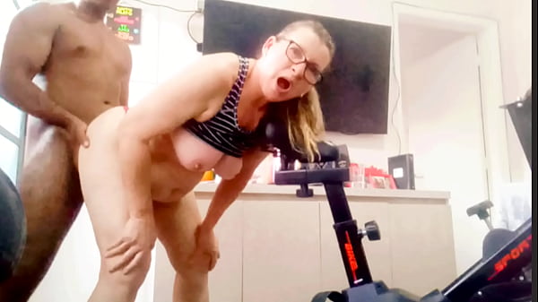 Sogra Suada De Calcinha Fazendo Aeróbico, Genro Já Foi De Peito E Sem Camisinha