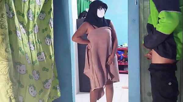 Ojol Delivery Guy Caught Me Mid-stroke While I Was Jerking Off.