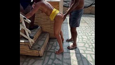 Parte 1 – Mais Uma Review: Piscina, Quartinho E Dois Negões Macetando A Belinha Com Dp E Uma Piroca Gigante Arrombando O Cu Da Hotwife. Tudo Na Cara Do Corno.